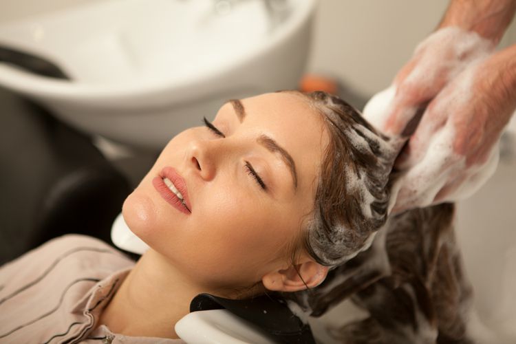 Sebagai cara agar rambut cepat panjang, pastikan memilih produk sampo bebas sulfat dan hanya mengaplikasikannya pada kulit kepala. 