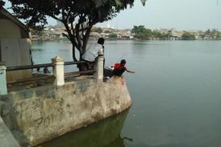 Anak-anak Kembang Lio, Pancoran Mas, Depok, sedang bermain di area Situ Rawa Besar, Kamis (27/8/2014).