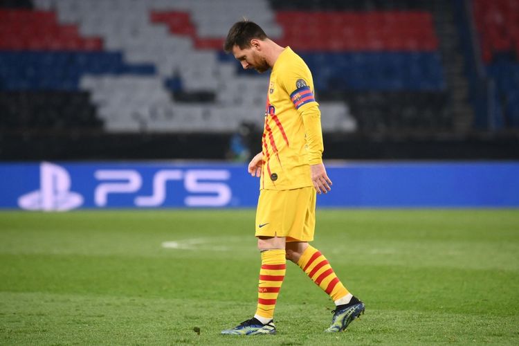 Ekspresi Lionel Messi dalam laga Paris Saintt-Germain vs Barcelona pada leg kedua babak 16 besar Liga Champions 2020-2021 di Stadion Parc des Princes, 10 Maret 2021. 