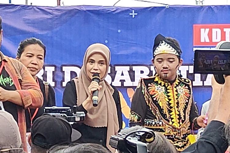 Istri calon presiden nomor urut 3 Ganjar Pranowo, Siti Atikoh saat berpidato di acara Hari Disabilitas Internasional 2023, di Cipinang, Jakarta Timur, Minggu (3/12/2023).