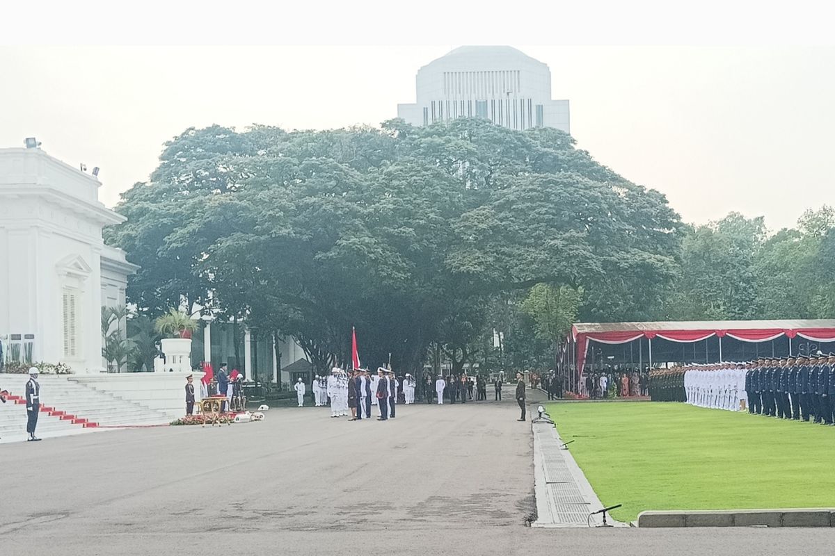Presiden Joko Widodo saat melantik 833 Perwira Remaja Tentara Nasional Indonesia (TNI) dan Kepolisian Republik Indonesia (Polri) Tahun 2023 di halaman Istana Merdeka pada Rabu (27/7/2023) pagi.