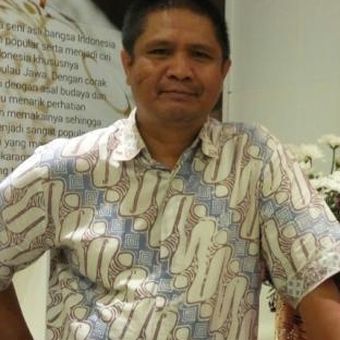 CEO Gloya, Abdul Sobur memperlihatkan produk buatannya. Sejak empat tahun lalu, ia mengerjakan suvenir kenegaraan Uni Emirat Arab di Bandung, Senin (29/8/2016).