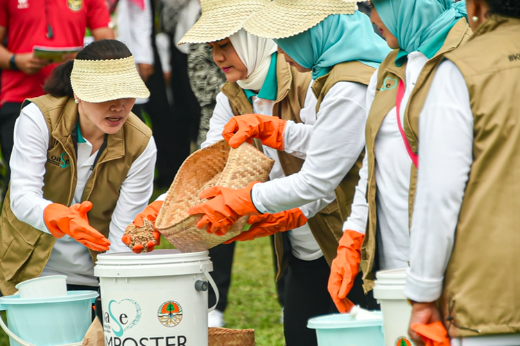 Ibu Negara Iriana Joko Widodo memimpin kegiatan yang dilakukan di Istana Tampak Siring, Ubud, Provinsi Bali (10/6/2023).

