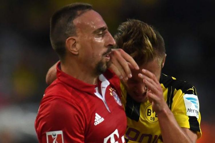 Frank Ribery menyikut Felix Passlack saat Bayern Muenchen melawan Borussia Dortmund pada Piala Super Eropa di Signal Iduna Park, Minggu (14/8/2016).