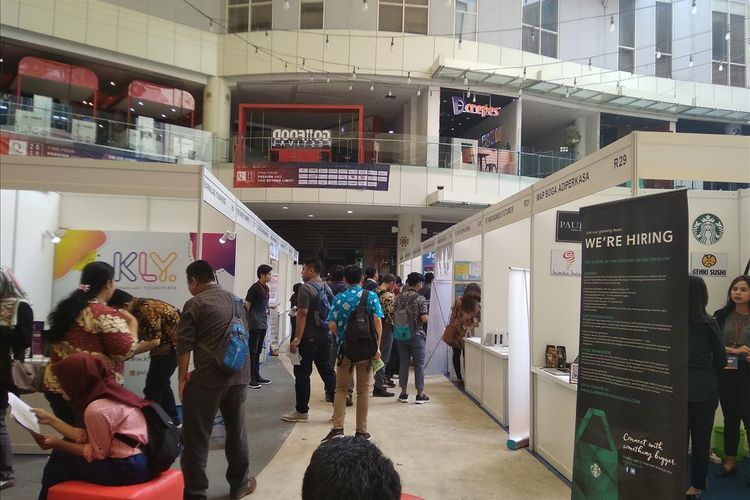 Para pengunjung yang berhasil masuk terlihat mulai memadati area job fair di One Belpark Mall Jakarta, Jumat (28/6/2019).