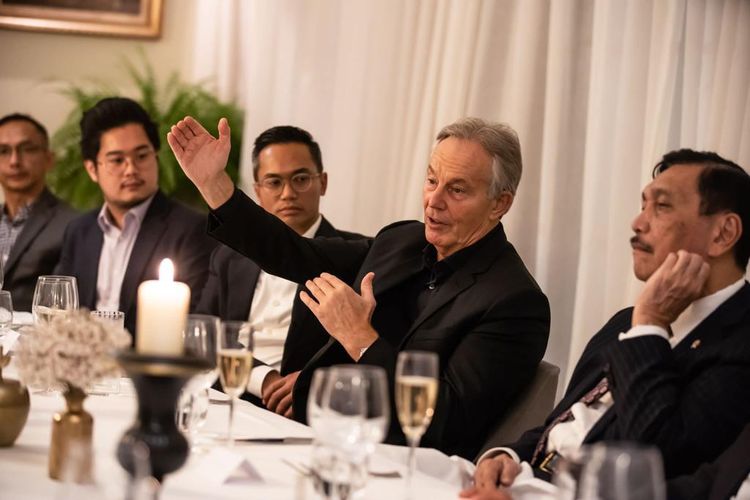 Menko Bidang Kemaritiman dan Investasi Luhut Binsar Pandjaitan bertemu dengan eks Perdana Menteri Inggris Tony Blair di London, bahas isu lingkungan hingga upaya pemerintah tangani Covid-19, Kamis (28/10/2021).