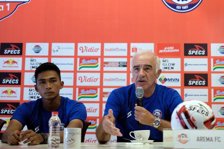 Preskon jelang pekan kedua Liga 1 2020 melawan Persib Bandung, pelatih Arema FC Mario Gomez dan pemain Bagas Adi Nugroho preskon di Hotel Margosuko Malang, Jawa Timur, Sabtu (07/03/2020) sore.