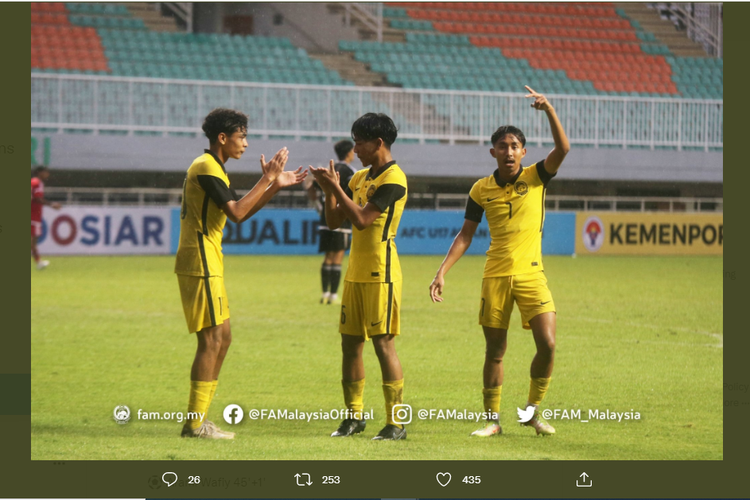 Tangkapan layar Twitter @FAM_Malaysia yang memuat momen laga timnas U17 Malaysia vs Uni Emirat Arab (UEA) dalam lanjutan Grup B Kualifikasi Piala Asia U17 2023 di Stadion Pakansari, Kabupaten Bogor, Jawa Barat, Jumat (7/10/2022) sore WIB. Timnas U17 Malaysia berhasil memenangi laga ini dengan skor 3-2. Alhasil, mereka berhak baik ke puncak klasemen Kualifikasi Piala Asia U17 2023 (Grup B).