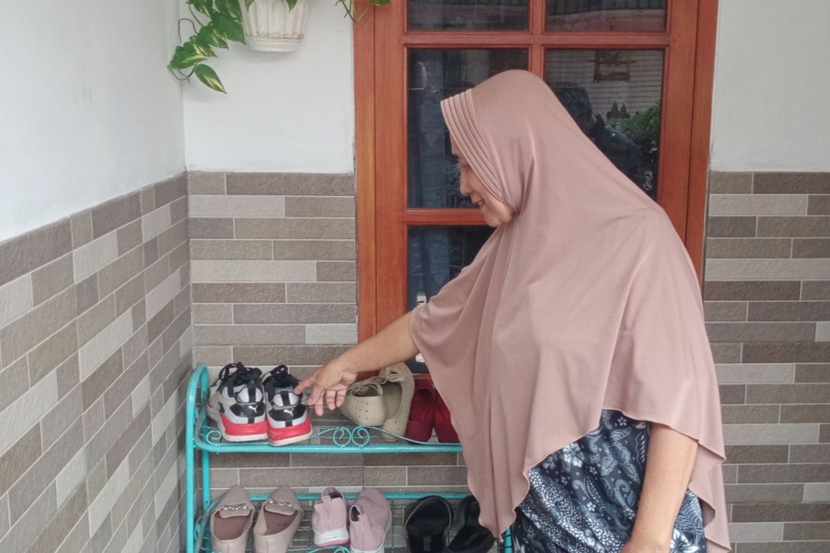 Iriani (61) menunjukkan lokasi rak sepatu yang menjadi sasaran pencuri.  
