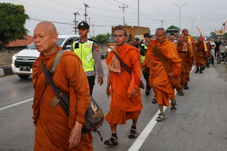 Biksu menjalani ritual thudong kembali melanjutkan perjalanan dari Kota Tegal, Jawa Tengah, Rabu (24/5/2023). Sebanyak 32 biksu jalan kaki dari Thailand menuju Candi Borobudur untuk meyambut Hari Raya Waisak.
