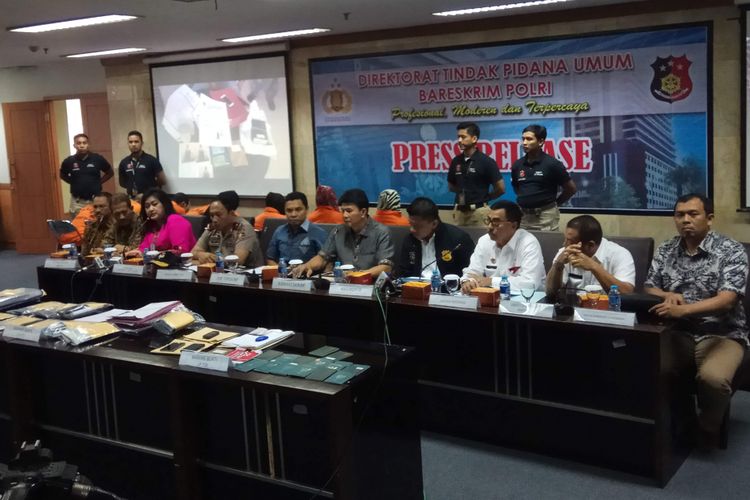 Kepala Bareskrim Polri Komjen Pol Ari Dono Sukmanto dalam konferensi pers terkait kasus tindak pidana perdagangan orang (TPPO) yang melibatkan jaringan Timur Tengah. Konferensi pers digelar di Bareskrim Mabes Polri yang sementara bertempat di Kementerian Kelautan dan Perikanan, Jakarta Pusat, Kamis (10/8/2017).