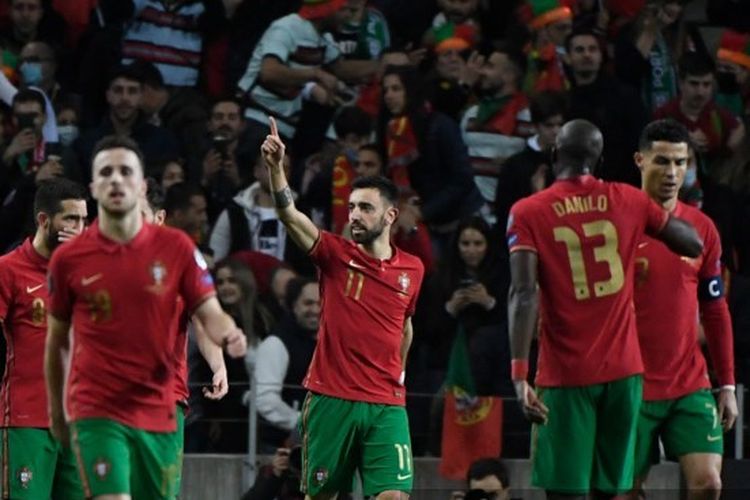 Playmaker timnas Portugal Bruno Fernandes (tengah) berselebrasi usai mencetak gol ke gawang Makedonia Utara pada laga final playoff Piala Dunia 2022 Zona Eropa Path C di Estadio do Dragao, Porto, Portugal, 29 Maret 2022. Portugal akan mengawali pertandingan Piala Dunia 2022 dengan melawan Ghana pada Kamis (24/11/2022) malam WIB. 