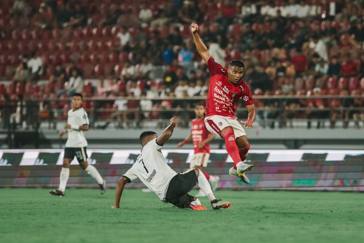 Suasana perebutan bola dalam laga pekan ke-12 Liga 1 2023-2024 antara Bali United vs RANS Nusantara FC di Stadion Kapten I Wayan Dipta, Gianyar, Jumat (15/9/2023). Artikel ini berisi hasil Liga 1.