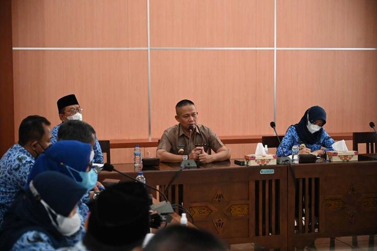 Bupati Kebumen Arif Sugiyanto rapat bersama camat dan pimpinan OPD di Pendapa Kabumian, Kamis (17/3/2022).