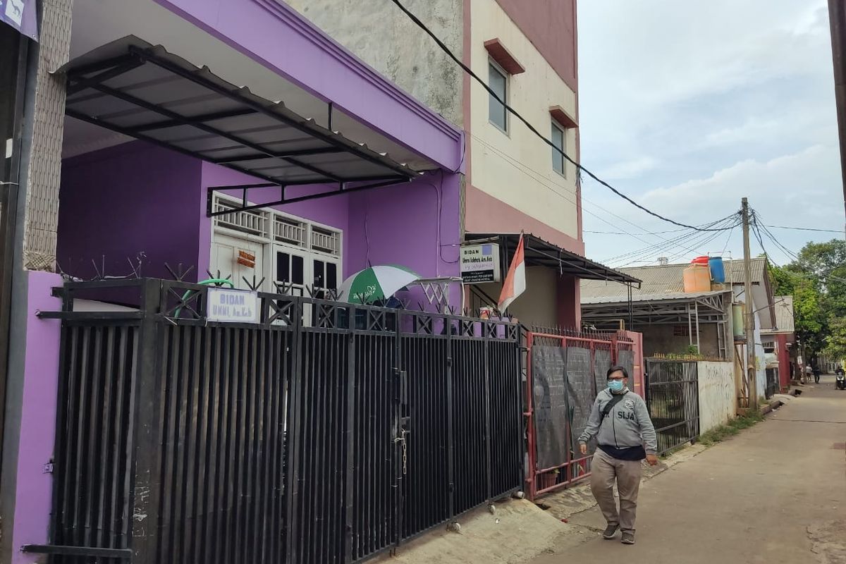 Rumah terduga teroris yang diamankan Densus 88 Antiteror di Kampung Sawah, Kelurahan Jatimelati, Kecamatan Pondok Melati, Kota Bekasi, Selasa (16/11/2021). 