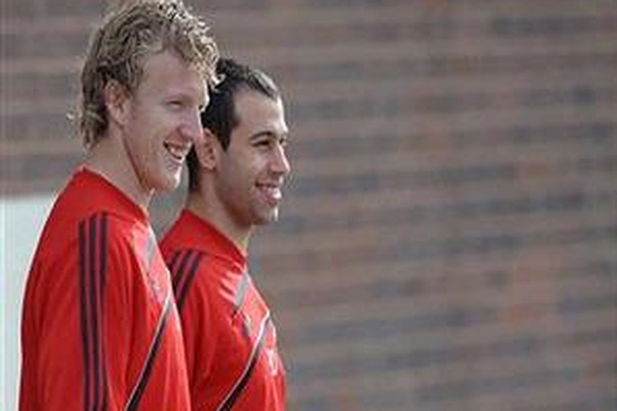 Pemain Liverpool, Dirk Kuyt (kiri) dan Javier Mascherano, tak akan pindah ke Inter Milan.