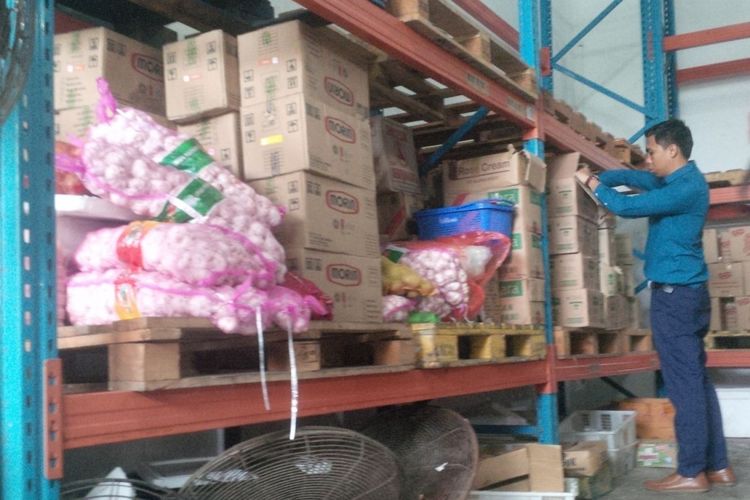 Seorang petugas BPOM Kepri terlihat serius melakukan pemeriksaan sejumlah produk makanan di gudang CV Cahaya Abadi di Tanjungpinang