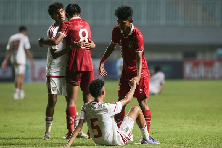 Pemain timnas U17 Indonesia dan pemain timnas U17 Uni Emirat Arab usai laga Kualifikasi Piala Asia U17 2023 di Stadion Pakansari, Kabupaten Bogor, Rabu (5/10/2022). Indonesia menang dengan skor 3-2.