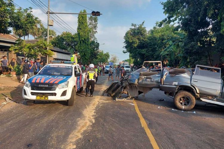 Kondisi mobil Isuzu Panther yang terlibat kecelakaan dan menewaskan 4 orang penumpang di Jalan Raya Tuban-Babat KM 4 Dusun Widengan, Kelurahan Gedongombo, Tuban.