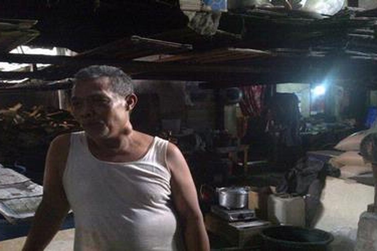 Samsuri, perajin tempe di Kemayoran, Jakarta Pusat, sore ini, Rabu (25/7/2012), mulai bersiap memasak kedelai. Tempe yang dihasilkannya hari ini akan dijual untuk hari Sabtu mendatang.