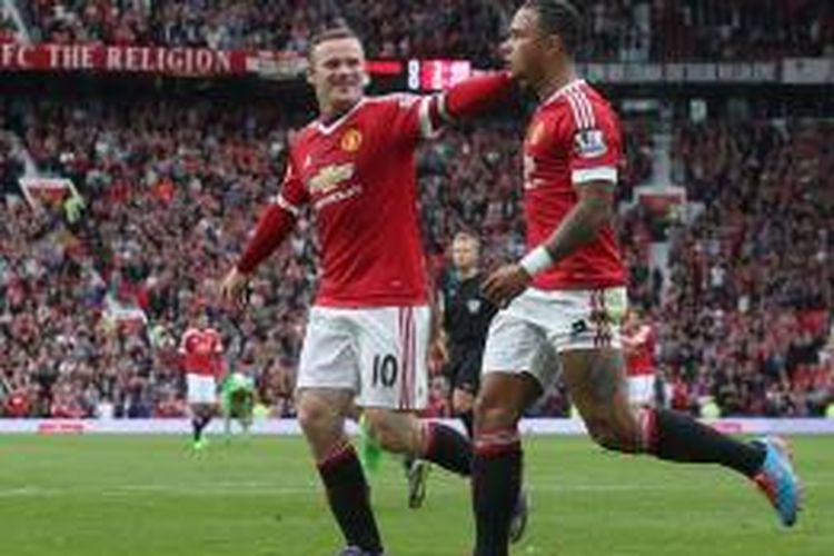 Wayne Rooney dan Memphis Depay saat merayakan gol Manchester United ke gawang Sunderland, Sabtu (26/9/2015). 