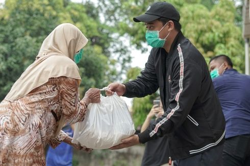Bobby Nasution Bagikan Paket Sembako ke Petugas Kebersihan, Minta Relawan Bergerak 