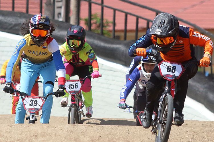 Pembalap sepeda BMX kategori Women Elite memacu sepedanya pada ajang Banyuwangi BMX International 2019 di Sirkuit BMX Muncar, Banyuwangi, Jawa Timur, Minggu (27/10/2019). Kompetisi BMX dengan klasifikasi Hors Class (HC) itu, merupakan ajang bergengsi yang diikuti pembalap dari berbagai negara untuk menentukan kualifikasi Olimpiade 2020 di Tokyo.