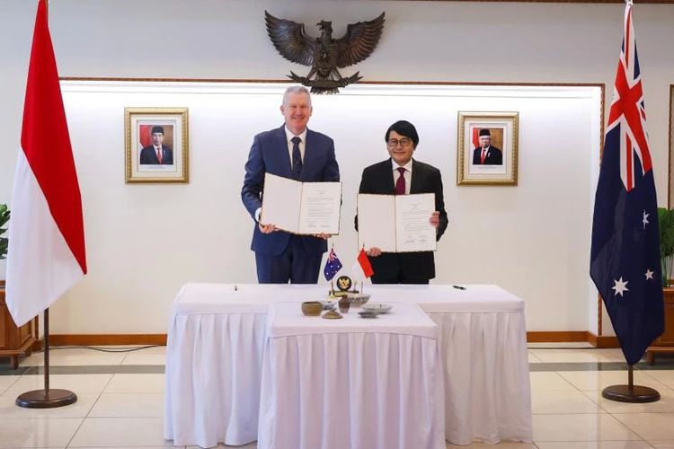 Dubes RI Siswo Pramono menerima resmi pengembalian keramik antik dari Menteri Urusan Seni Australia Tony Burke.