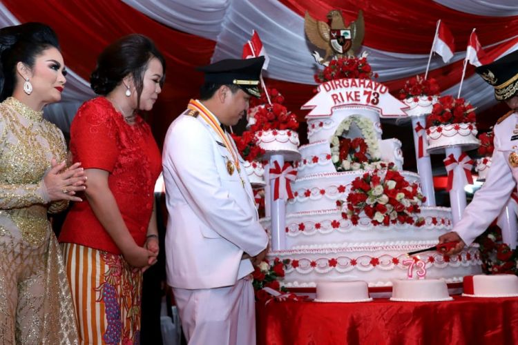 Gubernur Sulawesi Utara Olly Dondokambey dan Wakil Gubernur Sulawesi Utara Steven Kandouw (kiri ke kanan) dalam acara Tos Kenegaraan dan Pesta Rakyat di Lapangan Robert Wolter Monginsidi, Menado, Jumat (17/8/2018).