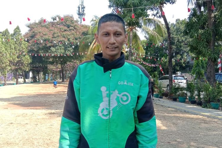 Parman si pengemudi ojek online yang ditolong Melanie Subono 23 tahun lalu.