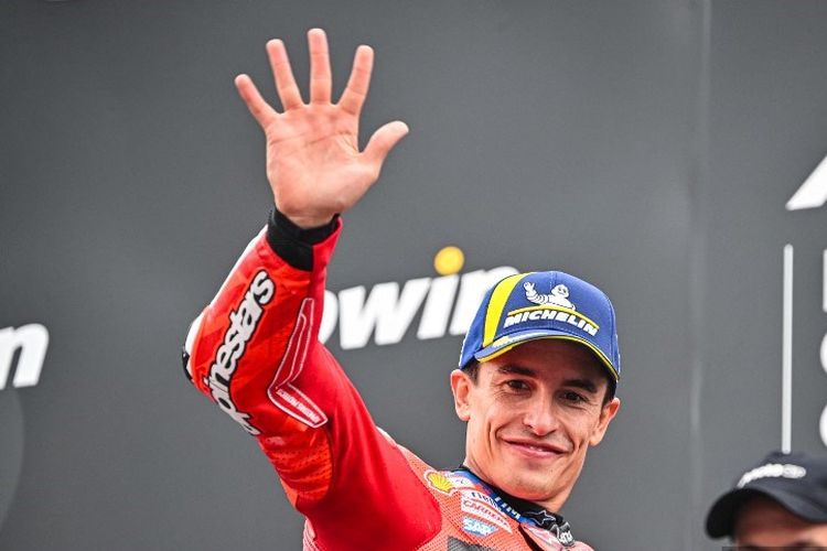 Pebalap Spanyol dari Ducati Lenovo Team, Marc Marquez, menyapa di podium setelah Grand Prix MotoGP Austria di trek balap Red Bull Ring di Spielberg, Austria, pada 17 Agustus 2025. (Foto oleh Jure Makovec / AFP)
