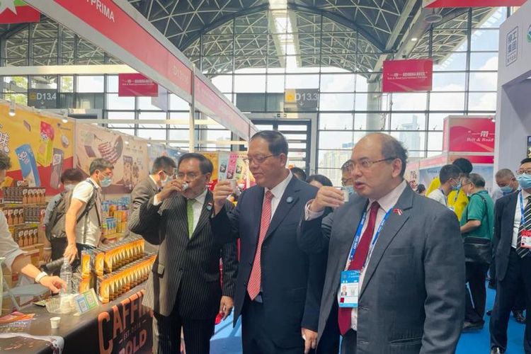 Duta Besar RI untuk China Djauhari Oratmangun bersama delegasi lain mencicipi kopi Indonesia di ajang CAExpo 2022 di Nanning, Daerah Otonomi Guangxi, China.