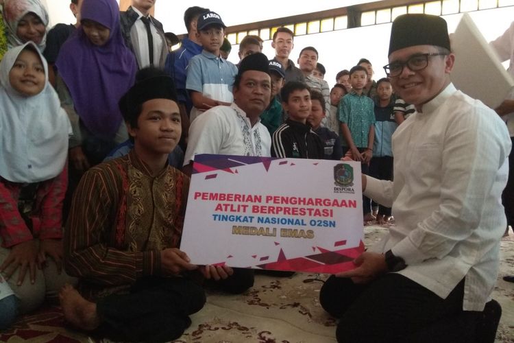 Anam saat mendapatkan reward dari Bupati Banyuwangi Abdullah Azwar Anas di Pendopo Shaba Swagata Blambangan, Rabu (6/6/2018).
