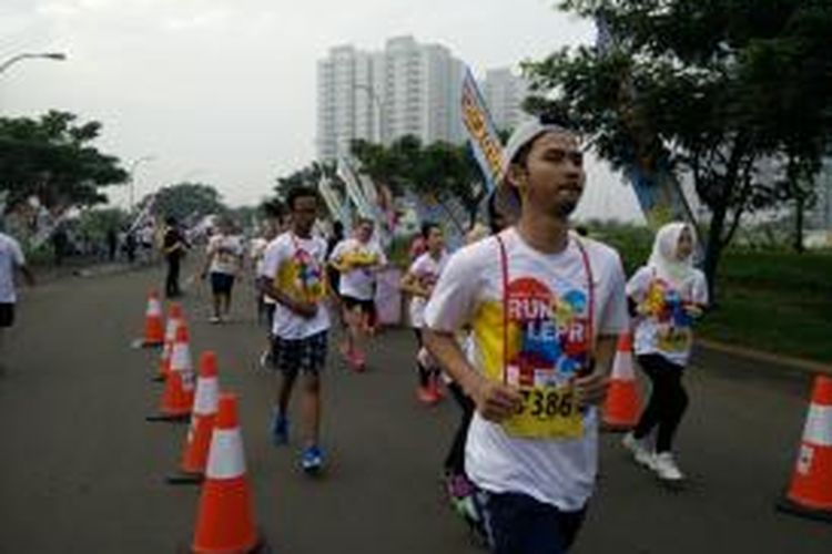 Para peserta menuju garis finish saat acara Teach for Indonesia, Run for Leprosy, di Alam Sutera, Tangerang, Banten, Minggu (15/3/2015).