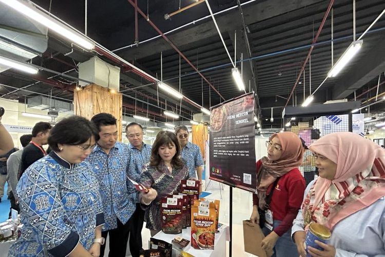 Ketua Umum Apindo Shinta W. Kamdani (tengah) saat melihat produk UMKM yang tergabung dalam Festival Apindo UMKM Merdeka Festival di Jakarta, Jumat (28/7/2023).  
