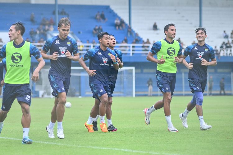 Para pemain Persib memulai latihan pertama di tahun 2024 pada Rabu (10/1/2024) di Stadion Persib, Sidolig, Bandung guna bersiap melanjutkan perjuangan di Liga 1 2023-2024. 