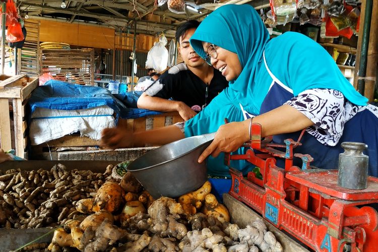 Seorang pedagang bahan-bahan jamu tengah melayani pembeli di Pasar Kemiri Muka, Depok, Jawa Barat, Rabu (4/3/2020). Permintaan bahan-bahan jamu terus merangkak naik setelah temuan kasus positif virus corona yang dialami warga Depok.