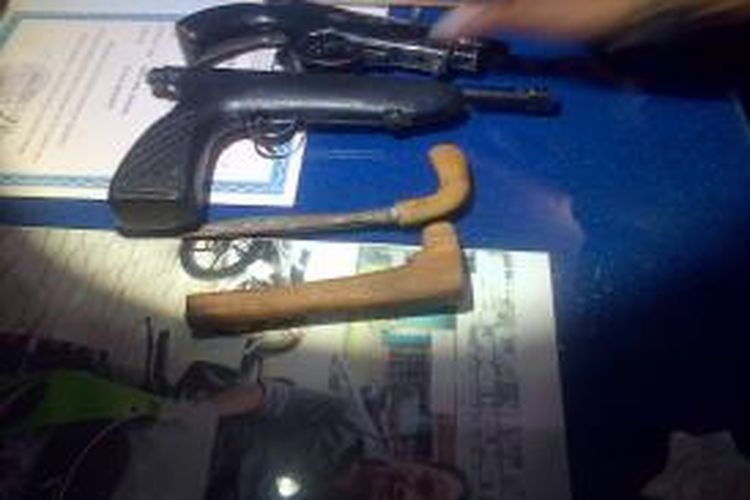 Barang bukti dua pistol dan sebilah badik milik pelaku pencurian ternak berhasil diamankan polisi di Kabupaten Bone, Sulawesi Selatan. Senin, (25/11/2013).