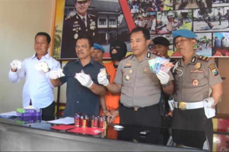 Wakapolres Trenggalek Kompol Andi Febrianto (baju dinas) bersama Kasat Resnarkoba (baju biru) menunjukkan barang bukti berupa ribuan pil koplo Jenis dobel-L dan uang tunai sebesar Rp.500.000.