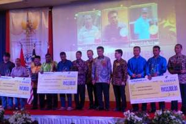 Para TKI berprestasi yang mendapat penghargaan yang diberikan saat malam anugerah Indonesia Migrant Workers Award 2015 yang diselenggarakan di Bal Room Hotel Hilton, Kuching, Sarawak, Malaysia (10/4/2016)