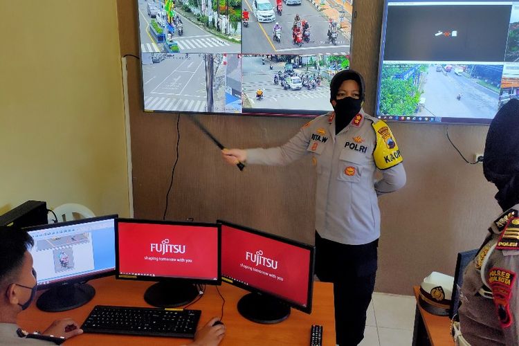 Kapolres Tegal Kota AKBP Rita Wulandari melihat layar monitor yang menampilkan tangkapan CCTV titik pantau dari ruang monitoring di Mapolres Tegal Kota, Selasa (23/3/2021).
