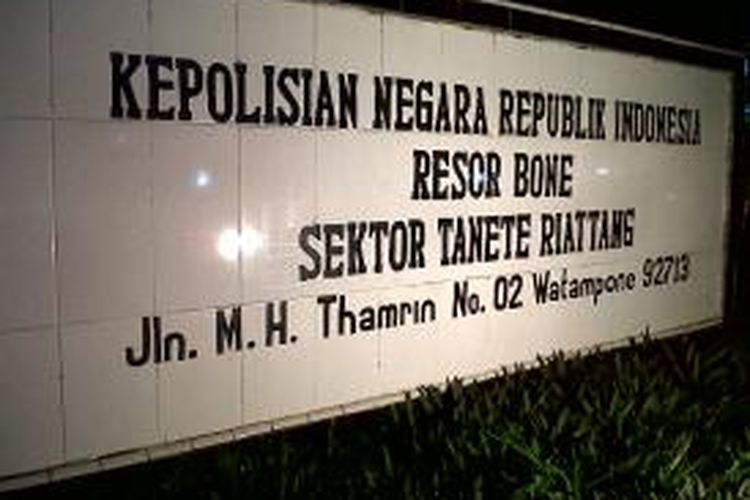 Seorang pria di Kabupaten Bone, Sulawesi Selatan tewas ditusuk saat berusaha menyelamatkan diri ke kantor polisi setempat. Jumat, (21/11/2014).