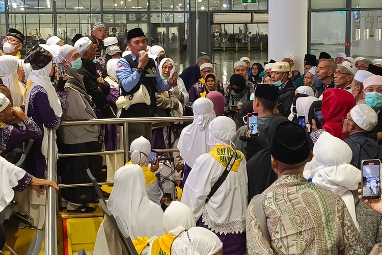 Jamaah haji Banyuwangi saat mendapatkan informasi penundaan kepulangan ke tanah air di Bandara Jeddah