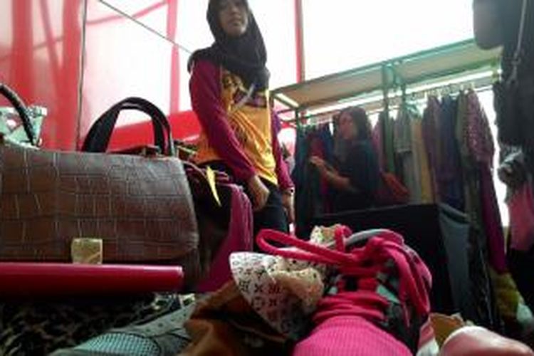 Komunitas anak muda di Balikpapan Kalimantan Timur, Borneo Donate, cari donatur untuk pembangunan panti asuhan, salah satunya lewat jualan baju di mega mall di Balikpapan.