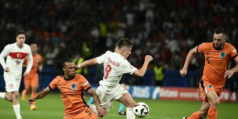 Arda Gueler berduel dengan Nathan Ake dalam laga perempat final Euro 2024 antara Belanda vs Turkiye di Olympiastadion, Berlin, Jerman, 6 Juli 2024. (Photo by Angelos Tzortzinis / AFP)