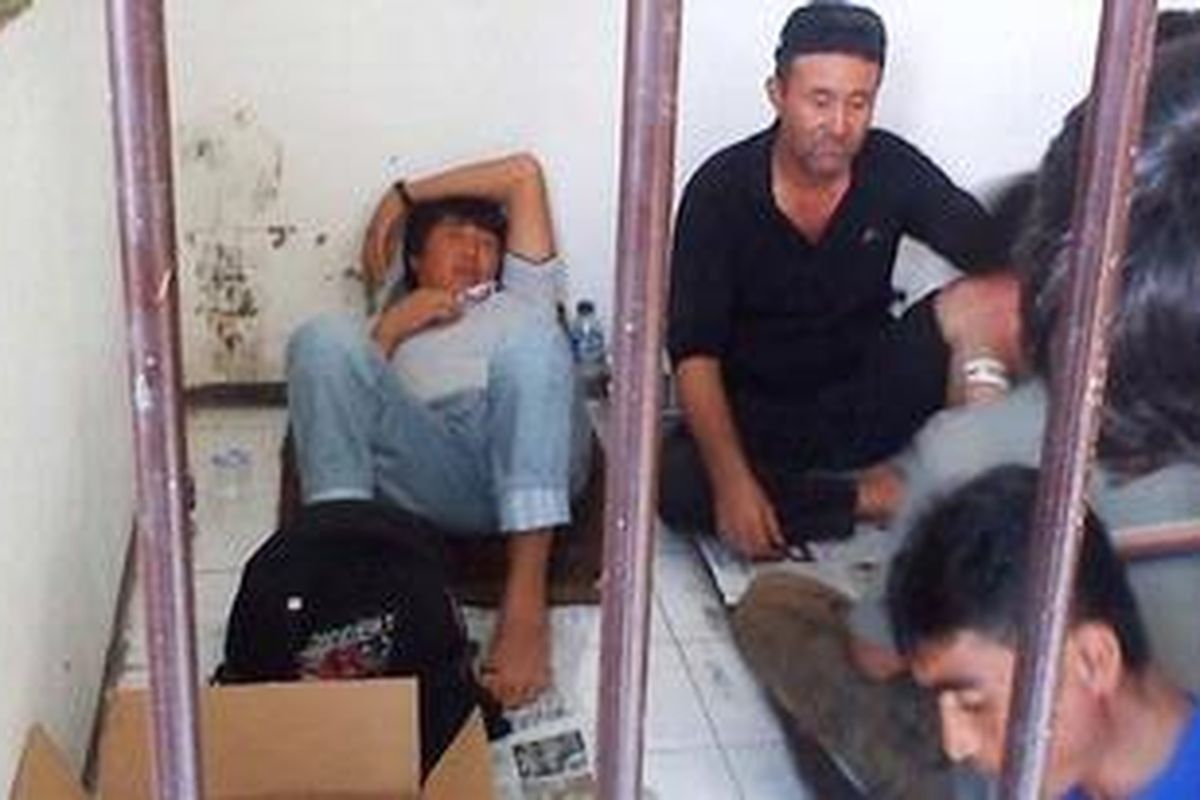 Para imigran gelap dari Afganistan dan Sudan yang terdampar di pantai di Kabupaten Malang, Jawa Timur, Sabtu (21/4/2012).