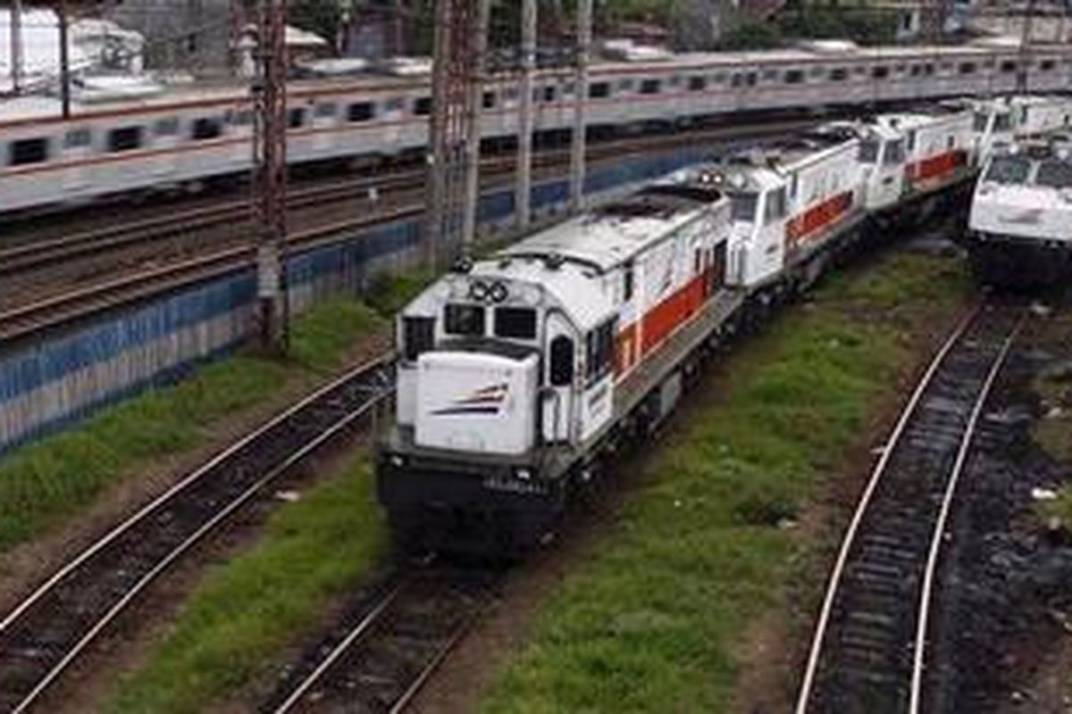 Kereta api melintas meninggalkan Stasiun Jatinegara, Jakarta Timur, Jumat (29/3/2013).