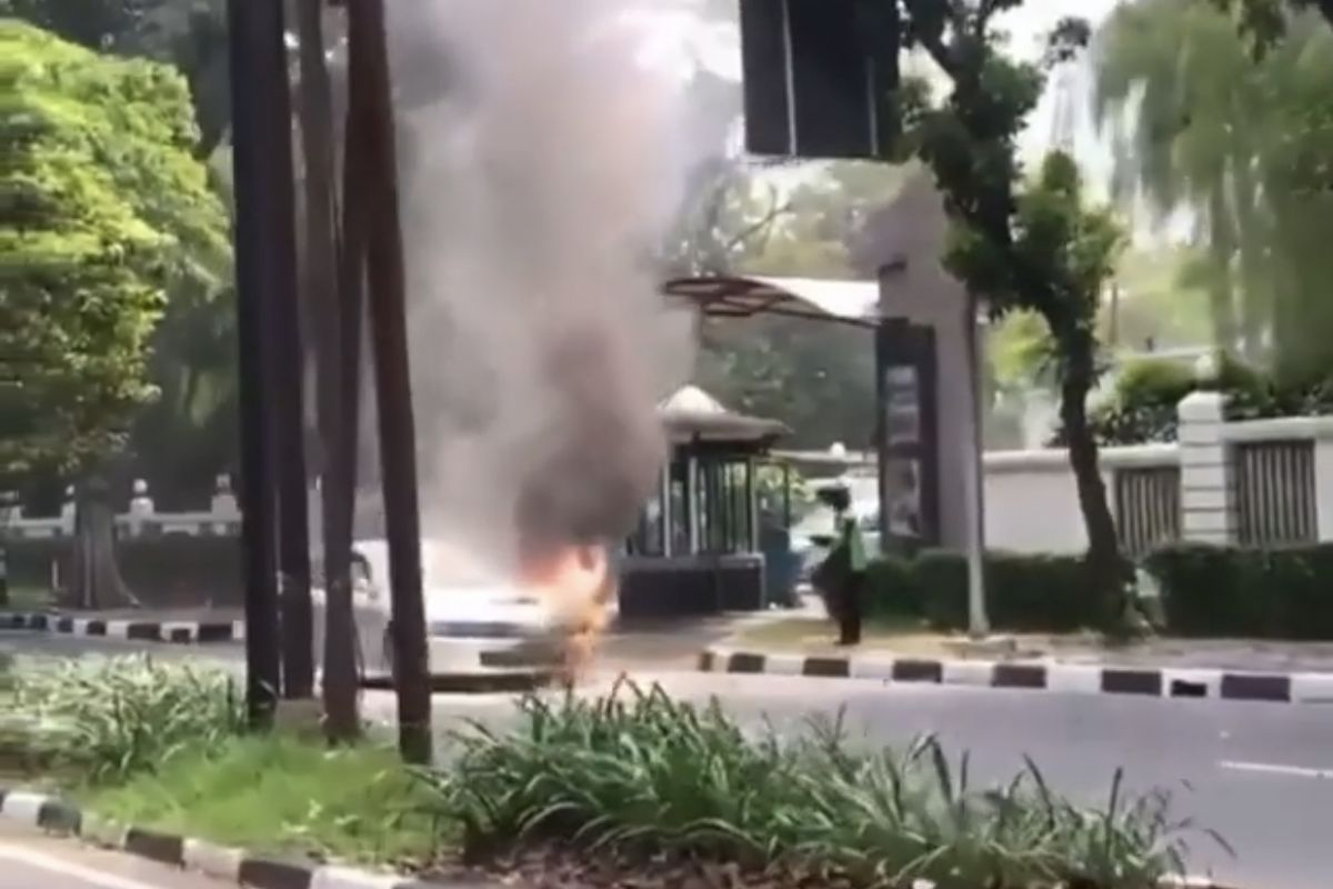 Sebuah mobil sedan bernomor pelat A 1246 WY terbakar di Jalan Taman Gandaria tepatnya di depan Apartemen Permata Gandaria, Kramat Pela, Jakarta Selatan terbakar pada Senin (19/4/2021) siang. 