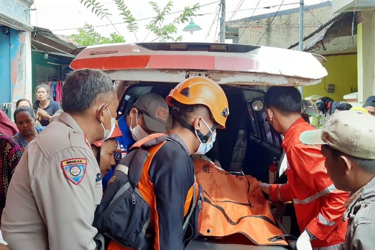 Tim SAR gabungan berhasil menemukan bocah berusia lima tahun yang tenggelam di Kali Sabi, Kota Tangerang, Kamis (12/5/2022).