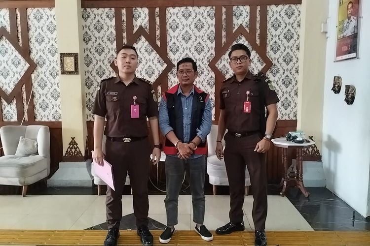 DITAHAN-- Jaksa Penuntut Umum Kejari Kabupaten Madiun menahan tersangka HE dalam kasus mafia pajak di Lapas Kelas I Madiun, Selasa (11/2/2025).